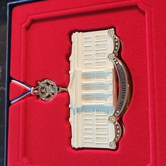 COMMEMORATIVE ORNAMENT: The White House - Picture 1 of 5